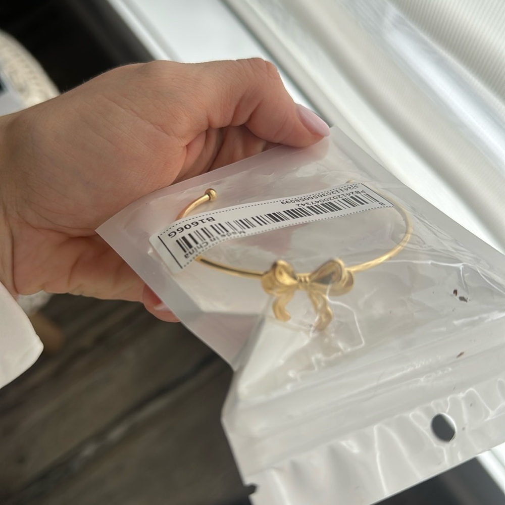 Bow bangle